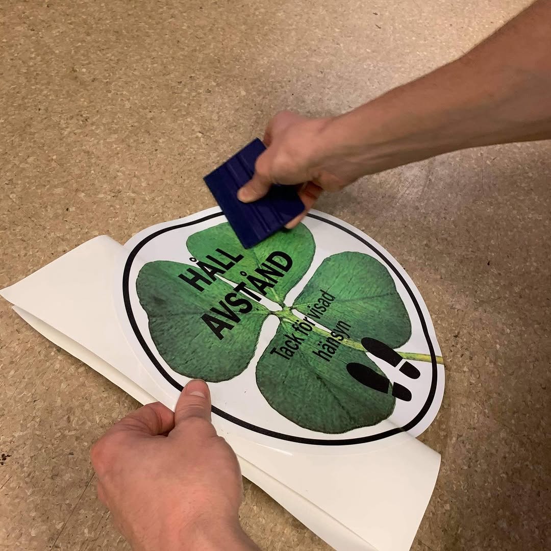 Golvdekaler och montage i Örebro — PrintSpecialisten